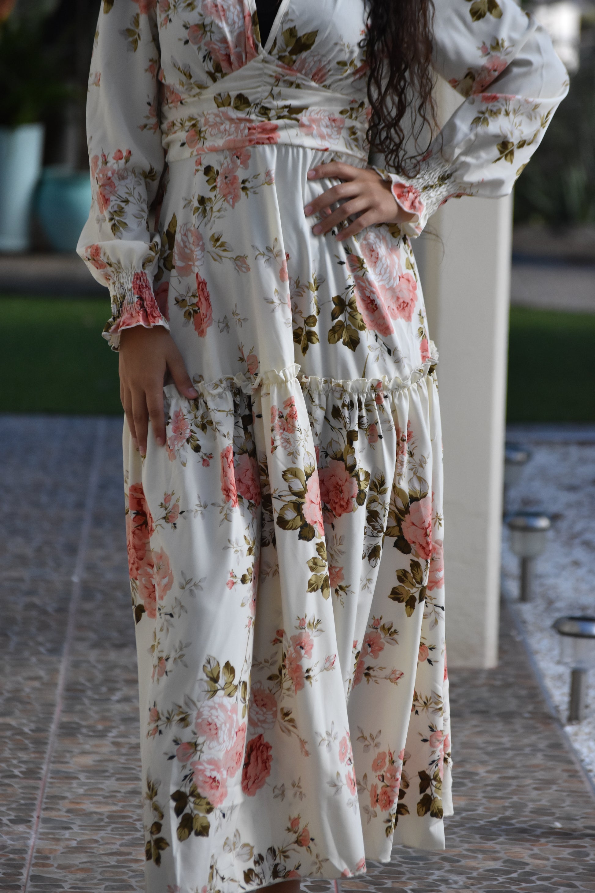 Vestido de flores rosadas con recogido en cintura