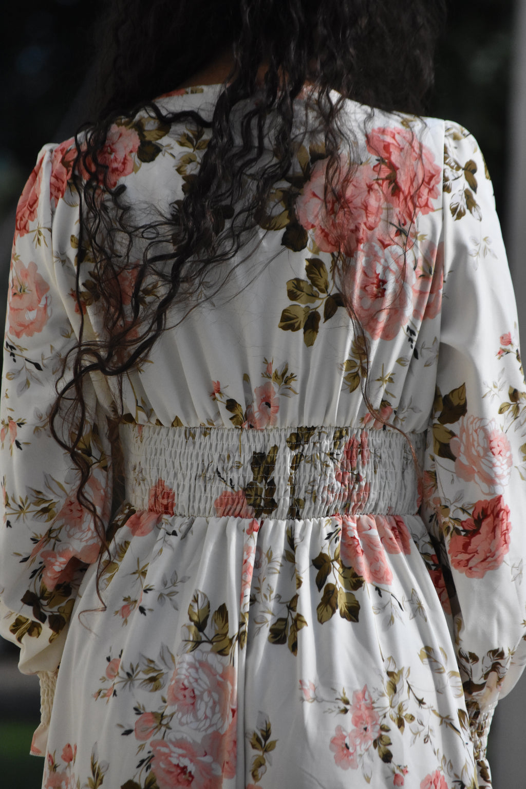 Vestido de flores rosadas con recogido en cintura