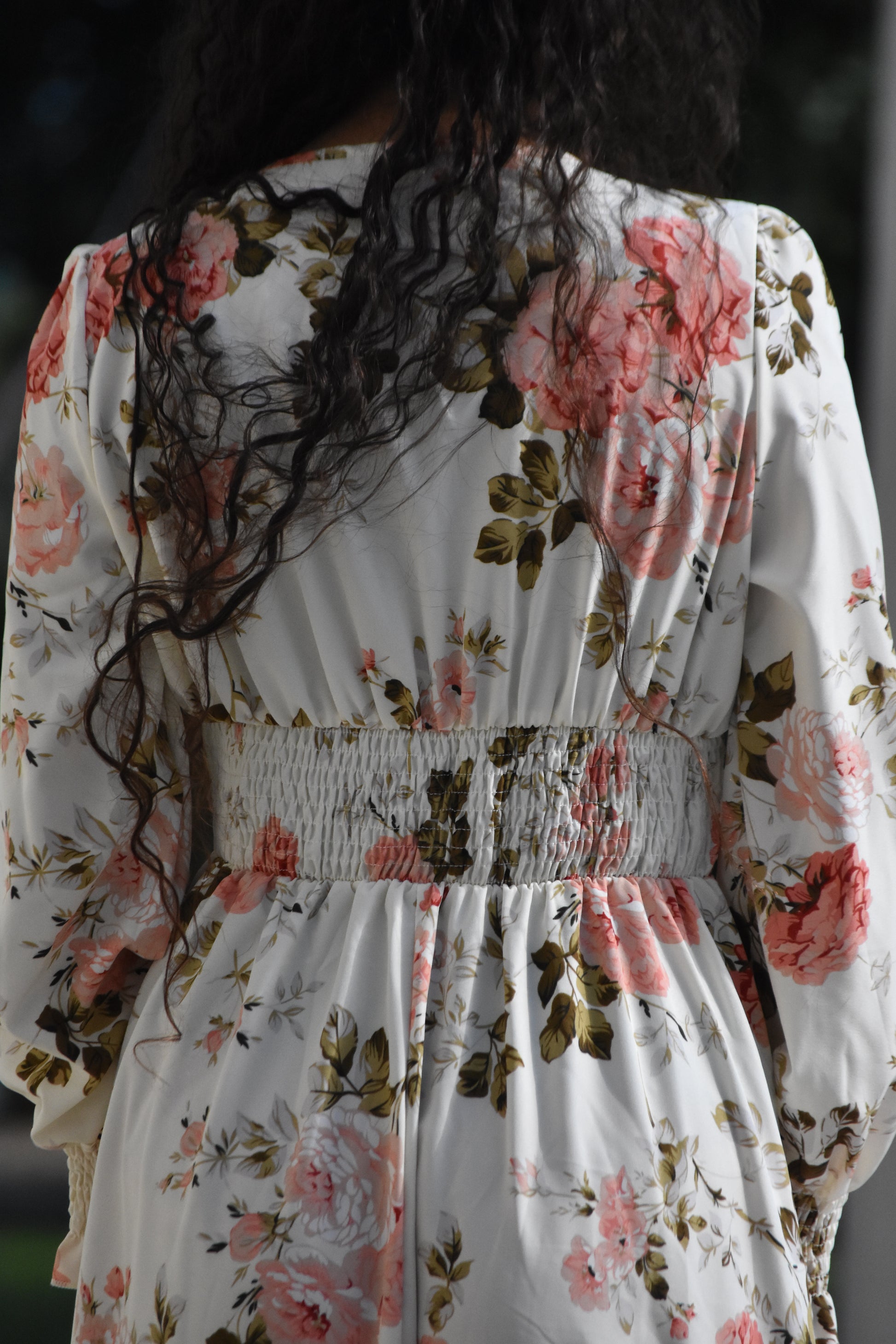 Vestido de flores rosadas con recogido en cintura