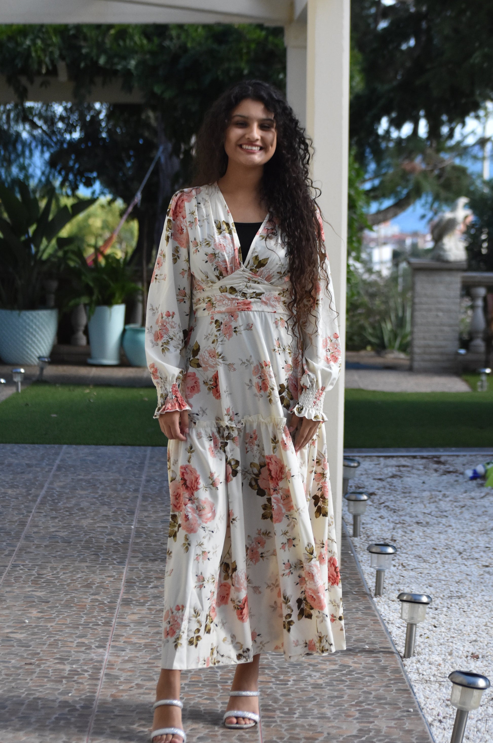 Vestido de flores rosadas con recogido en cintura