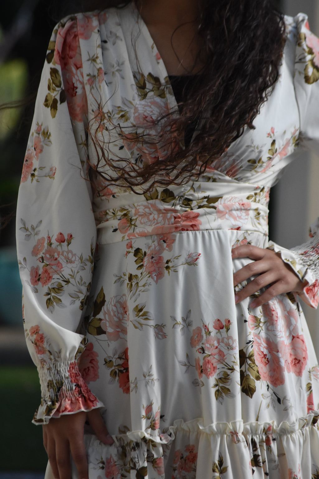 Vestido de flores rosadas con recogido en cintura